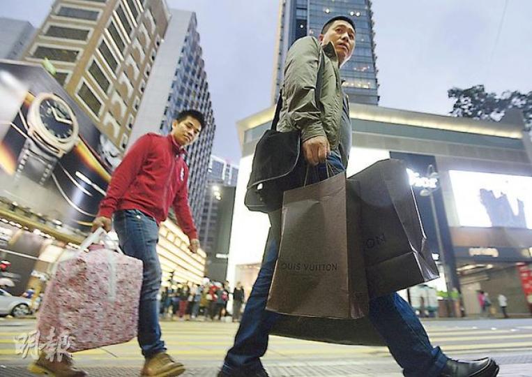 香港零售3月數據表現遠遜市場預期,雖然珠寶首飾等產品仍有雙位數增長,不過同樣受內地客捧場的影音產品就錄得倒退。圖為內地客來港掃貨。(余俊亮攝) 香港零售3月數據表現遠遜市場預期,雖然珠寶首飾等產品仍有雙位數增長,不過同樣受內地客捧場的影音產品就錄得倒退。圖為內地客來港掃貨。(余俊亮攝)