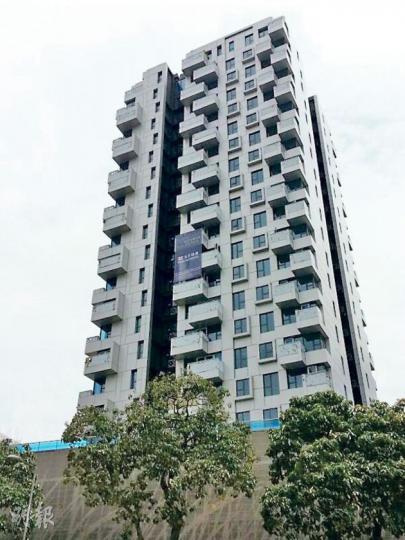 太古地產的何文田13個月樓花DUNBAR PLACE,近日已經拆棚。太古地產公布,樓盤過去3日累售12個單位,即佔可供發售30伙的四成。(林可為攝) 太古地產的何文田13個月樓花DUNBAR PLACE,近日已經拆棚。太古地產公布,樓盤過去3日累售12個單位,即佔可供發售30伙的四成。(林可為攝)