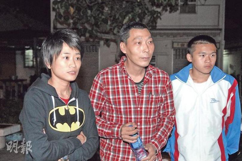 火警期間,大澳佛教筏可紀念中學的安sir(中)集合40多名師生到棚屋區助長者疏散,及將易燃品搬到安全處。(伍浦鋒攝) 火警期間,大澳佛教筏可紀念中學的安sir(中)集合40多名師生到棚屋區助長者疏散,及將易燃品搬到安全處。(伍浦鋒攝)