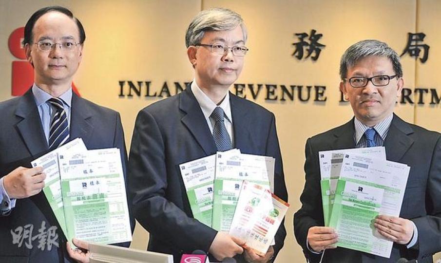 稅務局長朱鑫源(中)表示,政府近年推出多個遏抑樓價措施,預期今年樓市成交量和樓價會錄得輕微跌幅,所以估計印花稅收會減少7%。圖左為副局長黃權輝,右為另一副局長趙國傑。(劉焌陶攝)(明報製圖) 稅務局長朱鑫源(中)表示,政府近年推出多個遏抑樓價措施,預期今年樓市成交量和樓價會錄得輕微跌幅,所以估計印花稅收會減少7%。圖左為副局長黃權輝,右為另一副局長趙國傑。(劉焌陶攝)(明報製圖)