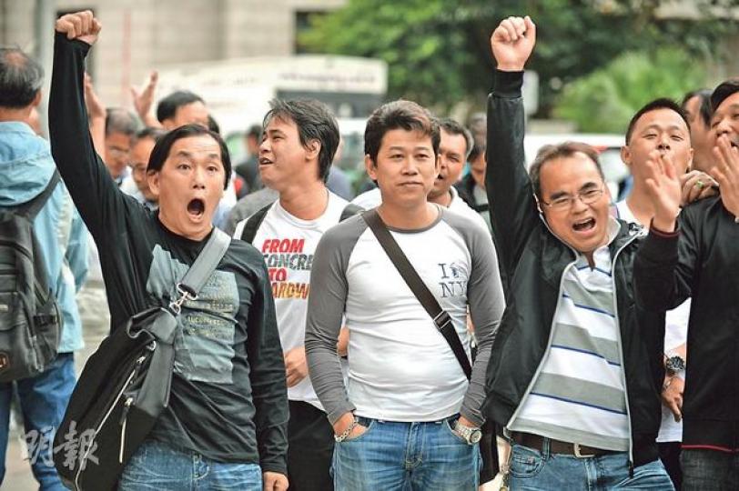 「現創」數十裝卸工昨午由貨櫃碼頭抵達中環長江中心,跟隨工會大喊「李嘉誠﹗還錢﹗」口號,與400多名原有罷工工友爭取合理工資。(盧翊銘攝)重回罷工行列的現創工人派出代表吳冠軒(中),與職工盟何偉航(左)及高寶機手代表郭柏佳,一起出席昨日的第五輪談判。(郭慶輝攝) 「現創」數十裝卸工昨午由貨櫃碼頭抵達中環長江中心,跟隨工會大喊「李嘉誠﹗還錢﹗」口號,與400多名原有罷工工友爭取合理工資。(盧翊銘攝)重回罷工行列的現創工人派出代表吳冠軒(中),與職工盟何偉航(左)及高寶機手代表郭柏佳,一起出席昨日的第五輪談判。(郭慶輝攝)