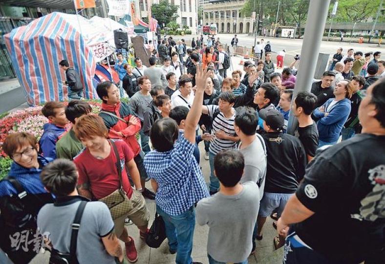 外判商「現創」逾70名裝卸工昨重回罷工行列,跟隨工會大隊到長江中心外抗議,部分工人更願意通宵留守。(盧翊銘攝) 外判商「現創」逾70名裝卸工昨重回罷工行列,跟隨工會大隊到長江中心外抗議,部分工人更願意通宵留守。(盧翊銘攝)