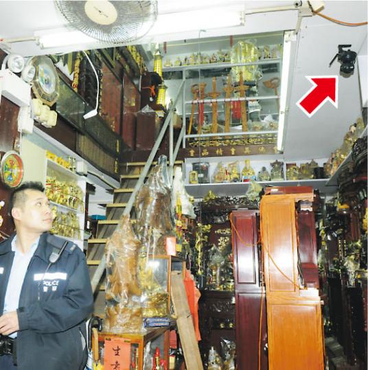 佛店東主憑店內加裝紅外線鏡頭(箭嘴示及下圖),及時報警拘捕竊匪。(蔡方山攝) 佛店東主憑店內加裝紅外線鏡頭(箭嘴示及下圖),及時報警拘捕竊匪。(蔡方山攝)