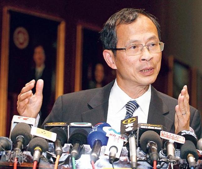 立法會主席曾鈺成（圖）與議員閉門會議後，表示拉布議員會上在會後釋出善意，政府亦要考慮方法去化解矛盾。（李紹昌攝）立法會主席曾鈺成（站立者）昨早與29名議員舉行閉門會議，商討如何審議預算案，由議員發表對「拉布」意見為主。（李紹昌攝）