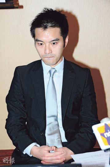 Wilson在記者會上被追問「揭裙底」真相，他即抿嘴似有口難言。（攝影：鍾偉茵）