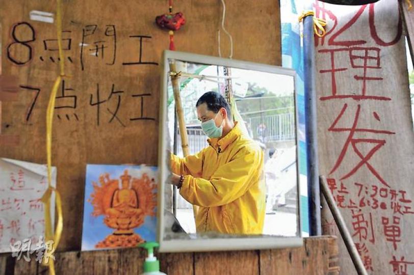 在衙前圍村經營《姜毅理髮店》的郭氏兄妹，過去風雨不改每天早上8時開店為長者理髮，每人收20元。他們坦言，鄰近租一個一二百呎舖位也要3萬元，擔心一旦市建局清場後，長者再沒有廉價小店光顧。（葉家豪攝）在觀塘仁信里經營30多年賽鴿店的東主梁先生，早前獲市建局「建議」搬到雀仔街（園圃街）繼續經營，但過百隻白鴿則要搬回家中。他指該處租金高昂，根本難以負擔，認為市建局的重建，變相是趕絕他的生計。（葉家豪攝）