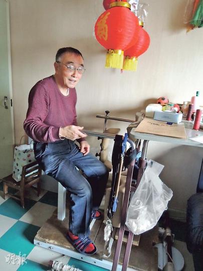 朱令父親吳承之（圖）向記者展示朱令的復康機器，他每天都會用這台機器為朱令鍛煉身體。（楊歡攝）