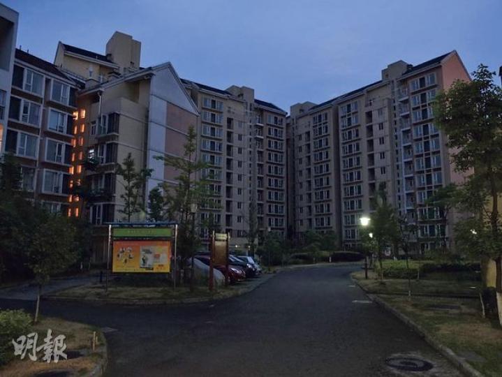 在都江堰市用作災民安置的新城區「壹街區」，入夜後未見有單位亮燈，可見目前入住率不高。（許書凎攝）