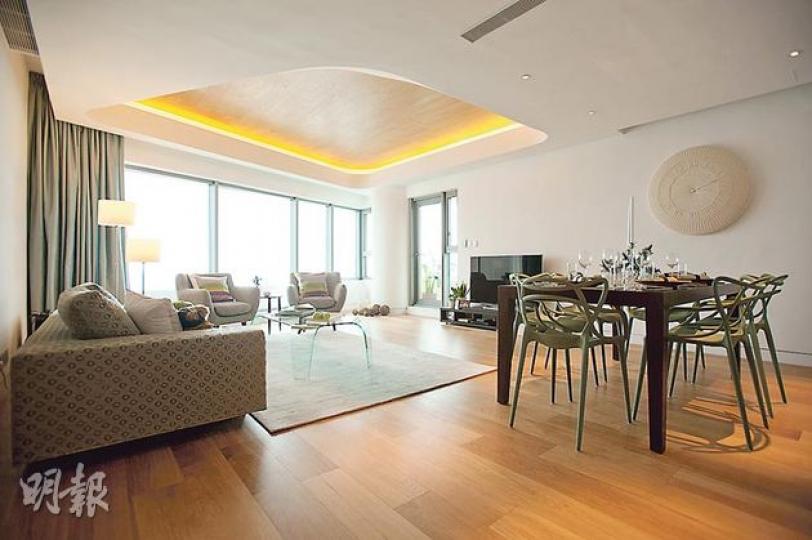 淺水灣de Ricou Apartments完成翻新後，近日於市場上放租，大業主特別打造兩個示範單位，圖為建築面積3465方呎的2901室，單位為3房複式設計。（黃志東攝）由新地郭氏家族持有的山頂種植道42號，由7幢洋房組成，近日低調於市場上放租，每幢月租約50萬元起。（劉焌陶攝）