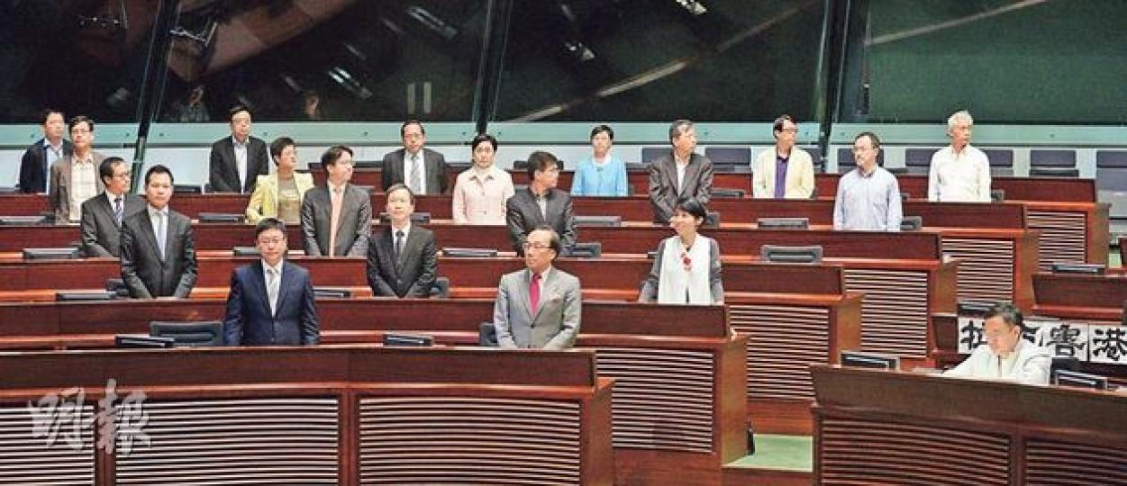 泛民立法會議員昨首次成功引用站立呈請方式，設立專責委員會跟進前廉政專員湯顯明事件。昨晨站立支持者有25人，另兩名泛民議員梁國雄及湯家驊不在會議廳。圖為部分議員。（盧翊銘攝）