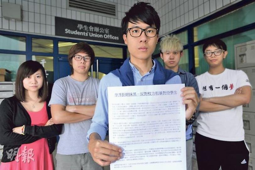 目睹保安員抬走學生的城大學生會會長李浩賢（中）強調，無法容忍校方不合理對待學生，誓跟進校方及有關人等責任。另外4名城大生袁嘉蔚（左一）、陳浩樺（左二）、周錦培（右一）及李嘉健（右二），亦稱於典禮當日遭保安員暴力對待。（葉家豪攝）學生李嘉健指被保安人員拉扯時，擦傷左手及拉傷右手，並展示傷痕。（葉家豪攝）