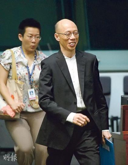 環境局長黃錦星因為「蝦碌」，噚日遲咗去立法會，搞到要休會等佢，圖為黃錦星其後匆匆趕到會議廳。（盧翊銘攝）