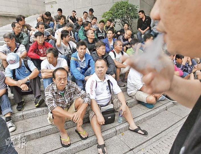 大批罷工碼頭工人將在今午返回碼頭復工，但部分因高寶結業而暫時失業的機手，仍會留守長江中心，直至所有工友找到工作才會正式復工。（李紹昌攝）長江中心外的示威道具至昨日仍未拆走，而工會將繼續監察工人復工情况，以防資方違反承諾或「秋後算帳」。（李紹昌攝）