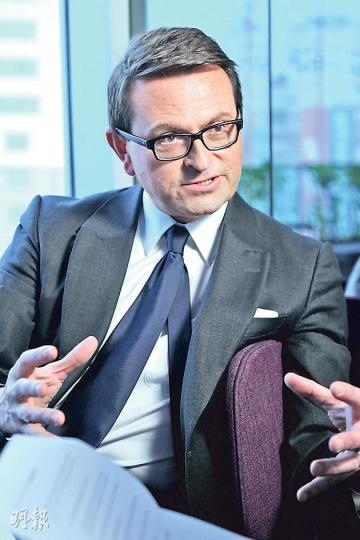 Christophe Mélard認為最能表現女士性感一面的鞋子是一雙最簡單的幼踭高跟鞋，最重要是能緊貼腳形以突顯雙腳線條，同時又穿得舒適，Sergio Rossi的高跟鞋就正好符合這些條件。（林俊源攝）Sergio Rossi一向給人的感覺都是注重女裝鞋履多一點，男裝皮鞋佔的比例只是女裝的一小部分。但在海港城的概念旗艦店就有專為男士而設的男裝鞋履區域，男士可以坐在沙發上慢慢試，比以往更重視男士市場。（林俊源攝）