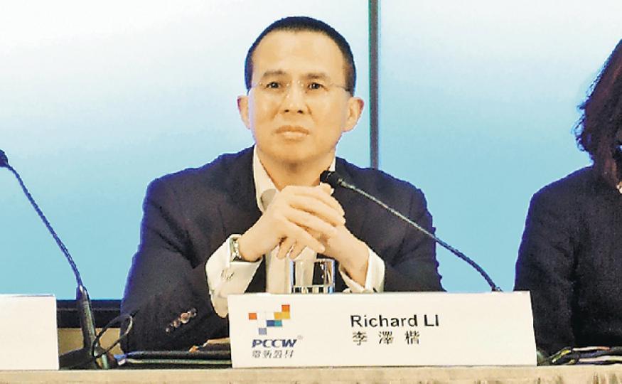 電盈主席李澤楷昨日在股東會上，罕有地引用佛偈形容集團業務發展理想，未知他是否與兄長、長和系副主席李澤鉅一樣，獲父親李嘉誠贈閱佛學書籍。（岑梽豪攝）（明報製圖）