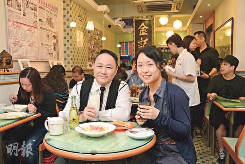 盛匯商機市場及推廣部經理李穎豐（左）、設計師梁卓君都希望，「金記冰室」與「諗起童年舊史」漫畫的合作，可以擦出火花。（陳淑安攝）金記冰室出品保持傳統茶餐廳的秘方和堅持，例如仍有提供牛肉茶（左）和滾水蛋（右）等懷舊食品。（陳淑安攝）「諗起童年舊史」已推出過一批產品，稍後還會推出和金記冰室合作的產品，送給後者粉絲。（陳淑安攝）