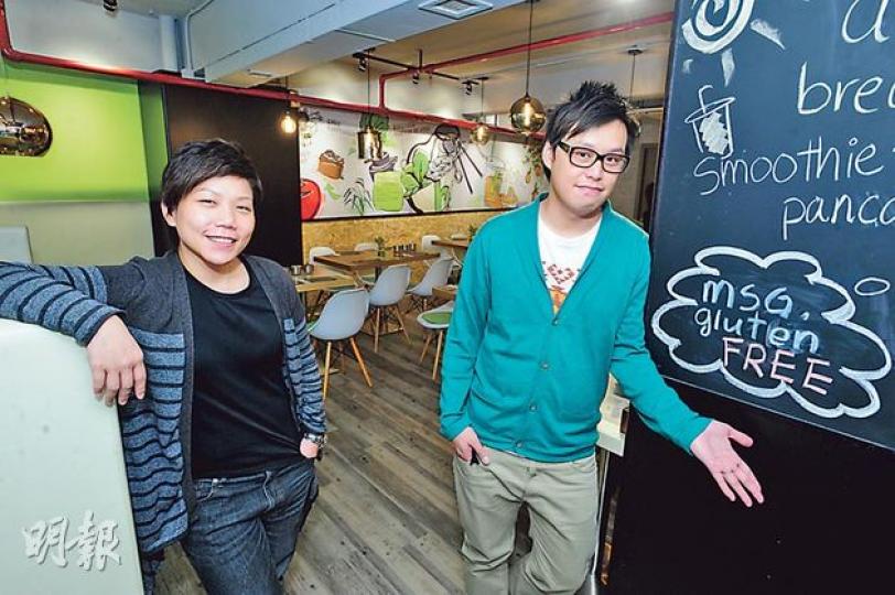 南記春卷粉麵執行董事魏子俊（右）、Chill Creative Company董事岑燕茵表示，新品牌Nam Kee H定位較中產，以少鹽、低脂、多菜、無味精為賣點。（尹錦恩攝）Nam Kee H店內除了有蔬果主題的壁畫之外，每張枱還有一小盆虎尾蘭，以營造綠色感覺。（尹錦恩攝）