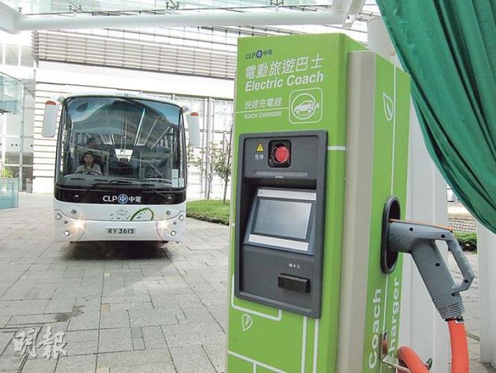 中電新購入的電動旅遊巴需要使用專用快速充電設施（圖）。中電自行建造的6個快速充電站，只可以為電動私家車充電。（馬耀森攝）