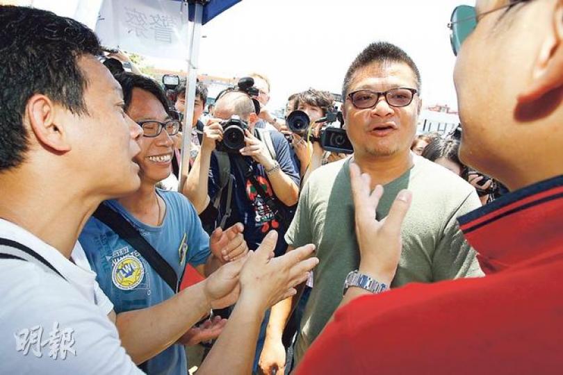 外判商永豐負責人黃志德（右二）昨首度進入碼頭外的工會「陣地」，解釋重返碼頭的安排，強調不會裁走任何員工。（李紹昌攝）