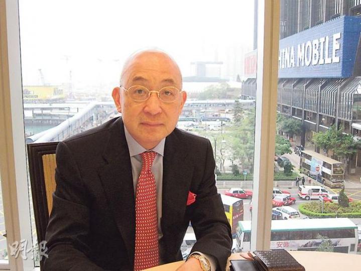 香港貨櫃碼頭商會主席李耀光認為，本港港口仍有自由港、通關方便等優勢，相信本港貨運中心地位不會大幅動搖。（錢瑋琪攝）理大物流及航運學系助理教授葉子良指出，未來10年碼頭會轉向半自動化，屆時會減少四分之一的人手操作。（錢瑋琪攝）（明報製圖）