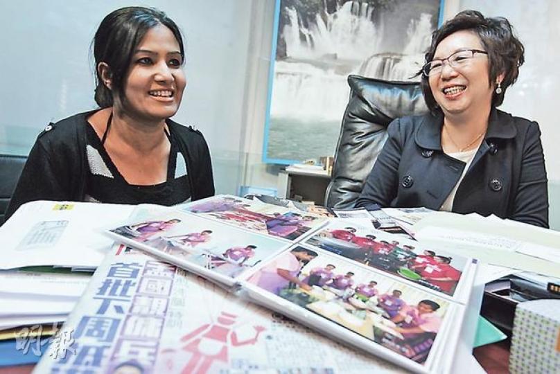 外傭中介公司得成僱傭董事總經理廖翠蘭（右）表示，孟加拉女傭到港工作前，已預告僱主，孟傭有如白紙一張，提醒僱主不要太苛刻；而為應付孟傭來港後可能遇上的困難或與僱主之間糾紛，公司專門聘請嫁予港人多年的孟籍婦女Dolon（左）處理孟傭在港事宜。（郭慶輝攝）（明報製圖）
