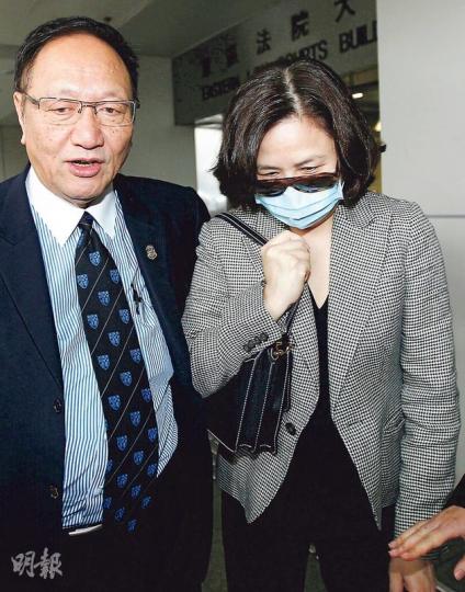 辯方律師求情時透露,被告戴慧娟(右)現時與年長母親同住,需要照顧母親。(李紹昌攝) 辯方律師求情時透露,被告戴慧娟(右)現時與年長母親同住,需要照顧母親。(李紹昌攝)