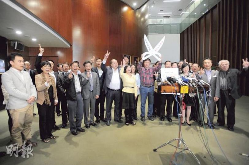 30多名建制派議員昨日在立法會會議期間,有組織地操到會議廳外見記者,並即席聯署信件,要求立會主席曾鈺成剪布。(葉家豪攝) 立法會主席曾鈺成昨晚會見拉布議員,他會後未回應會否剪布。(尹錦恩攝) 立法會昨上午繼續拉布會議,社民連主席梁國雄昨會見財政司長曾俊華,會後稱會繼續抗爭。(盧翊銘攝) 30多名建制派議員昨日在立法會會議期間,有組織地操到會議廳外見記者,並即席聯署信件,要求立會主席曾鈺成剪布。(葉家豪攝) 立法會主席曾鈺成昨晚會見拉布議員,他會後未回應會否剪布。(尹錦恩攝) 立法會昨上午繼續拉布會議,社民連主席梁國雄昨會見財政司長曾俊華,會後稱會繼續抗爭。(盧翊銘攝)