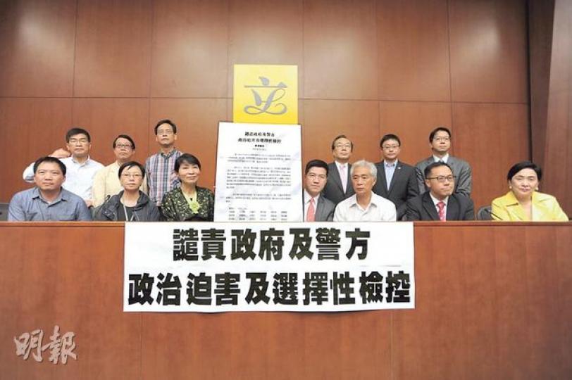 泛民議員昨日發表聯署聲明,譴責政府及警方對於陳玉峰的拘捕行動,是政治迫害及選擇性檢控。(葉家豪攝) 泛民議員昨日發表聯署聲明,譴責政府及警方對於陳玉峰的拘捕行動,是政治迫害及選擇性檢控。(葉家豪攝)