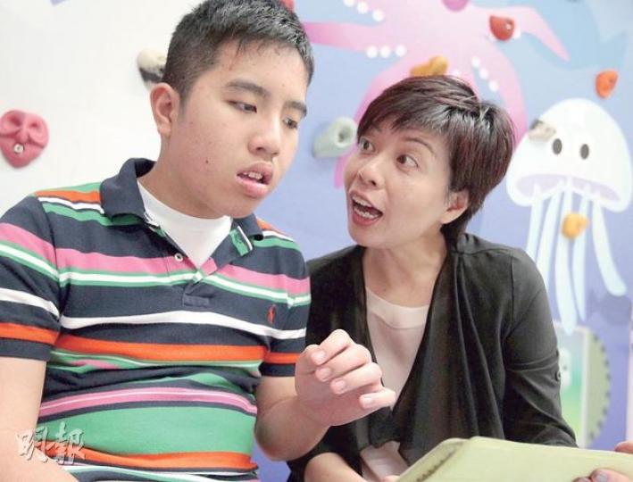 患有自閉症及中度智障的俊彥(左),語言表達能力不足,媽媽馮陳文娟(右)會借助電腦程式,讓孩子借圖像「發聲」,加強溝通。(郭慶輝攝) 患有自閉症及中度智障的俊彥(左),語言表達能力不足,媽媽馮陳文娟(右)會借助電腦程式,讓孩子借圖像「發聲」,加強溝通。(郭慶輝攝)