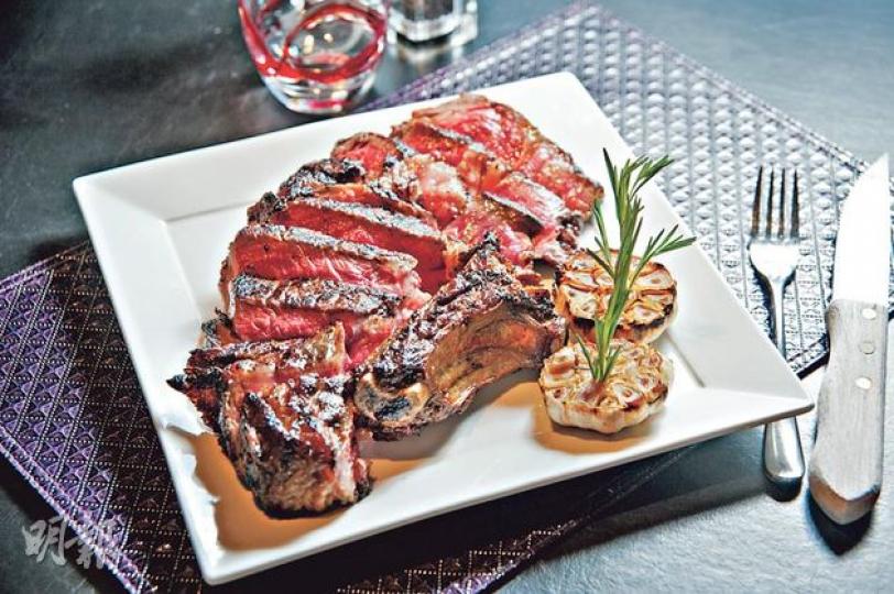 Prime級O.P. Rib帶骨肉眼($1080/1kg,Strip House by Harlan Goldstein)(黃志東攝) Prime級美國帶骨牛扒($1128/36安士,Steik World Meats)(黃志東攝) 美國Prime級牛扒的特點是脂肪紋理均勻、有骨骼支撐外形堅挺。(黃志東攝) 行政總廚Brian Moore(黃志東攝) 自家乾式熟成櫃,溫度設為0℃至4℃,濕度約在40%至50%之間,以確保牛扒在穩定的環境中熟成,使其「味力」發揮到極致。(黃志東攝) (明報製圖) Prime級O.P. Rib帶骨肉眼($1080/1kg,Strip House by Harlan Goldstein)(黃志東攝) Prime級美國帶骨牛扒($1128/36安士,Steik World Meats)(黃志東攝) 美國Prime級牛扒的特點是脂肪紋理均勻、有骨骼支撐外形堅挺。(黃志東攝) 行政總廚Brian Moore(黃志東攝) 自家乾式熟成櫃,溫度設為0℃至4℃,濕度約在40%至50%之間,以確保牛扒在穩定的環境中熟成,使其「味力」發揮到極致。(黃志東攝) (明報製圖)
