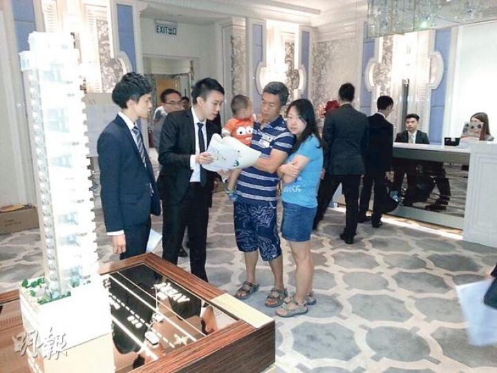信置九龍城The Avery設於奧海城商場的展銷廳（左圖）昨重開，睇樓氣氛一般。昨天新盤市場成交不多，當中何文田DUNBAR PLACE售出12樓B室，作價2374.3萬元，單位實用面積1208方呎，呎價1.96萬元。（林可為攝）