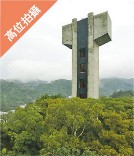 要近距離清楚看到水塔大部分塔身，要在新亞書院的建築物高位，照片在水塔旁的樂群館高位拍攝。（余俊亮攝）
