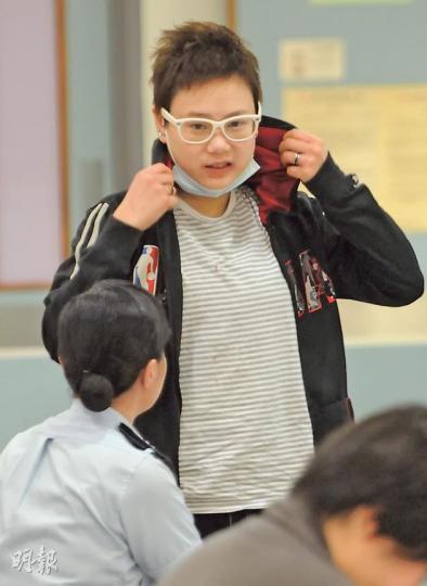 富家女遇襲受傷後，由女警陪同送院檢驗。（蔡方山攝）