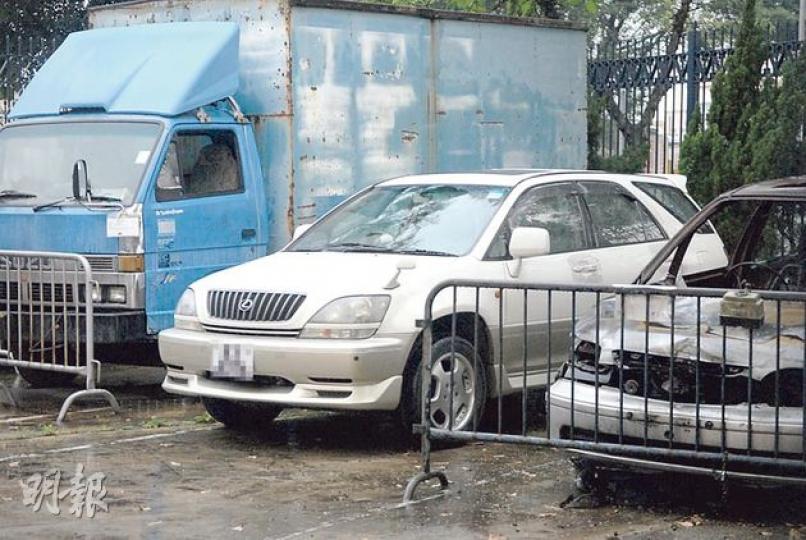 被探員擎槍截停的涉嫌販毒私家車（白色），事後扣留在八鄉警署等候調查。（伍浦鋒攝）