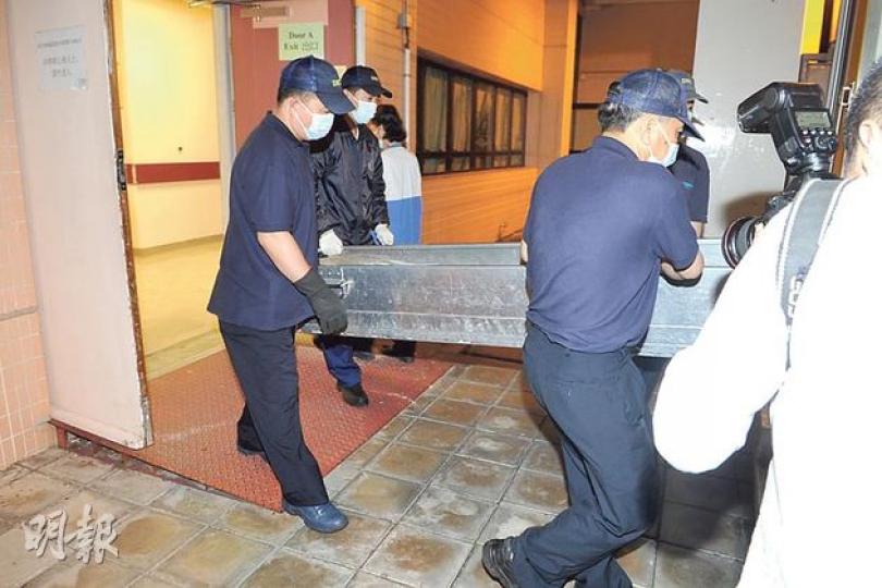 車禍中,5歲女童遺體由仵工舁往殮房,等候剖屍確定死因。(衛永康攝)(明報製圖) 車禍中,5歲女童遺體由仵工舁往殮房,等候剖屍確定死因。(衛永康攝)(明報製圖)