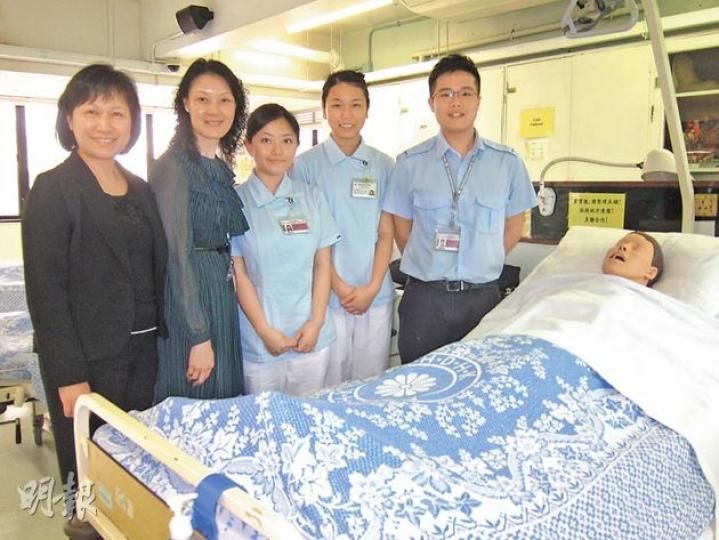 醫管局高級護士長張韻鸞(左起)及伊利沙伯醫院護士學校校長林海英,均有參與護士學校學生面試,她們指病房內人與人的關懷尤其重要,因此十分重視學生溝通技巧。旁為護士學生杜婉瑩(中)、張凱媛(右二)及黃永鍵(右一)。(勞雅文攝) 醫管局高級護士長張韻鸞(左起)及伊利沙伯醫院護士學校校長林海英,均有參與護士學校學生面試,她們指病房內人與人的關懷尤其重要,因此十分重視學生溝通技巧。旁為護士學生杜婉瑩(中)、張凱媛(右二)及黃永鍵(右一)。(勞雅文攝)
