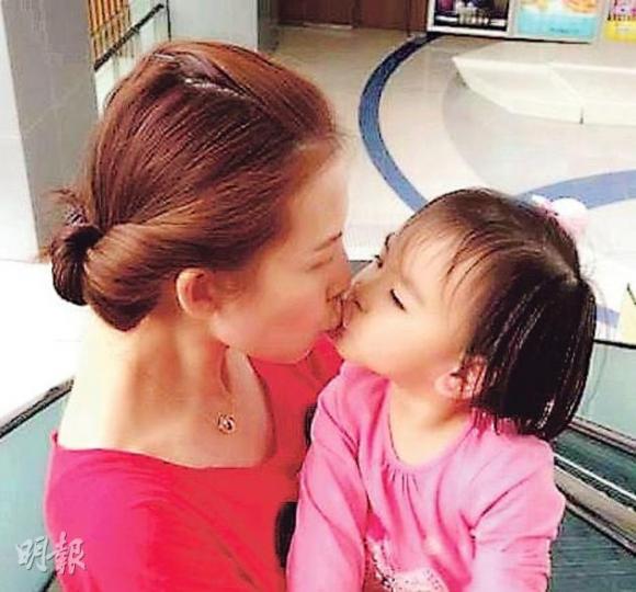 蔡少芬親吻楚兒甜到漏。(微博圖片)郭羨妮女兒Kylie(微博圖片)湯盈盈囡囡Alyssa﹕湯盈盈是新手媽媽,她趁着當媽媽後首個母親節,上載素顏餵女兒Alyssa飲奶的照片。(微博圖片)王菲女兒竇靖童﹕竇靖童(圖右)給媽媽王菲送上母親節祝福,她沒有送康乃馨,反而與朋友仔揀了以白玫瑰表達心意。(微博圖片)李克勤3個「媽咪」﹕李克勤昨晚與3位「媽咪」一起吃飯,包括為他生了兩個兒子的老婆盧淑儀,以及母親、外母,非常融洽。(微博圖片)周麗淇媽媽﹕周汶錡與周麗淇跟父母一起慶祝母親節,Niki上載一家四口照片 蔡少芬親吻楚兒甜到漏。(微博圖片)郭羨妮女兒Kylie(微博圖片)湯盈盈囡囡Alyssa﹕湯盈盈是新手媽媽,她趁着當媽媽後首個母親節,上載素顏餵女兒Alyssa飲奶的照片。(微博圖片)王菲女兒竇靖童﹕竇靖童(圖右)給媽媽王菲送上母親節祝福,她沒有送康乃馨,反而與朋友仔揀了以白玫瑰表達心意。(微博圖片)李克勤3個「媽咪」﹕李克勤昨晚與3位「媽咪」一起吃飯,包括為他生了兩個兒子的老婆盧淑儀,以及母親、外母,非常融洽。(微博圖片)周麗淇媽媽﹕周汶錡與周麗淇跟父母一起慶祝母親節,Niki上載一家四口照片