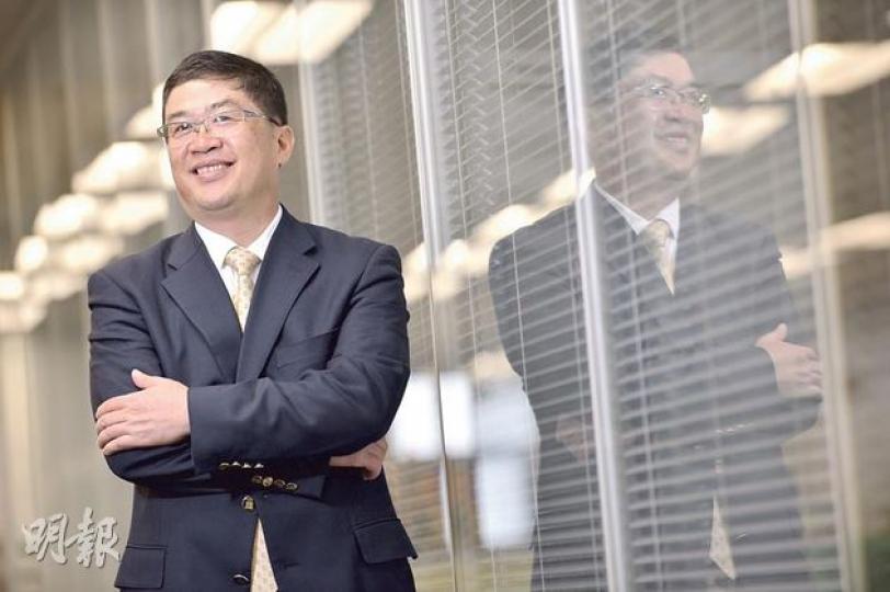 董清世見證信義的「玻璃王國」一步一步建成,笑言成功「無秘訣」,但有十六字理念:信義至上、義氣爭榮、自強不息、善待天下。 (鄧宗弘攝)(明報製圖) 董清世見證信義的「玻璃王國」一步一步建成,笑言成功「無秘訣」,但有十六字理念:信義至上、義氣爭榮、自強不息、善待天下。 (鄧宗弘攝)(明報製圖)
