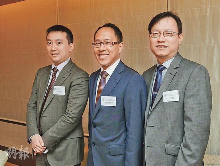 年初至今，理文造紙已斥資2億港元用於股票回購。財務總監張國強（右一）指出，回購是否繼續還要視乎公司財務狀况和股價變動而定。左起為董事總經理李文斌及首席執行官李文俊。（陳淑安攝）