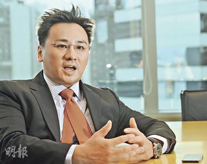 東方匯理大中華基金經理梁光域（圖）認為，由於全球及中國經濟難見「V形」反彈，港股仍然缺乏樂觀因素，年內料將持續波動。不過，市况沉浮並不意味投資無門，眾多板塊之中，梁光域長期仍看好零售及濠賭股。（劉焌陶攝）