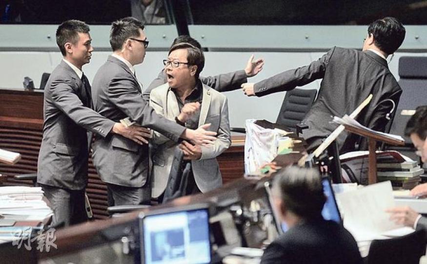 立法會主席曾鈺成公布剪布安排，拉布的人民力量黃毓民（中）起哄，不停指罵曾鈺成可恥，被趕離會議廳。（余俊亮攝）