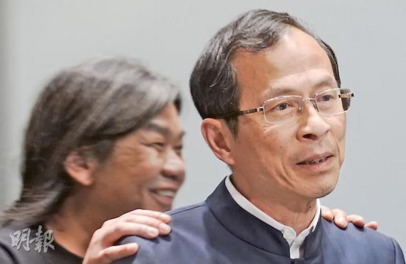 立法會主席曾鈺成（前）昨日公布「剪布」後，拉布議員怒斥其做法可恥，惟曾主席昨午向記者講解剪布理據時，拉布派梁國雄（後）路過，並在背後輕拍曾肩膀，二人也笑了一笑，稍稍紓緩緊張氣氛。（余俊亮攝）（明報製圖）