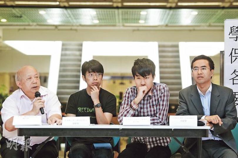 城大學生會、教協、人權監察昨召開記者會,批評城大保安在特首梁振英上周出席活動期間,抬走示威學生做法不當,學生會要求校方公開道歉。圖左起為人權監察總幹事羅沃啟、學聯秘書長陳樹暉、城大學生會會長李浩賢、教協會長兼城大教職員協會理事馮偉華。(郭慶輝攝) 城大學生會、教協、人權監察昨召開記者會,批評城大保安在特首梁振英上周出席活動期間,抬走示威學生做法不當,學生會要求校方公開道歉。圖左起為人權監察總幹事羅沃啟、學聯秘書長陳樹暉、城大學生會會長李浩賢、教協會長兼城大教職員協會理事馮偉華。(郭慶輝攝)