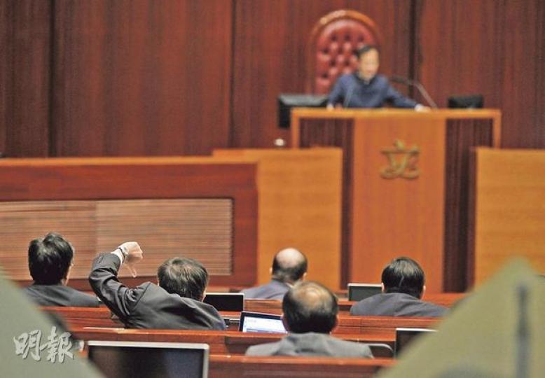立法會主席曾鈺成(台上)「剪布」後,議員昨午開始就拉布修正案逐項表決,民建聯葉國謙負責發號司令,把拇指倒豎,提示黨友投反對票。(李澤彤攝) 立法會主席曾鈺成(台上)「剪布」後,議員昨午開始就拉布修正案逐項表決,民建聯葉國謙負責發號司令,把拇指倒豎,提示黨友投反對票。(李澤彤攝)