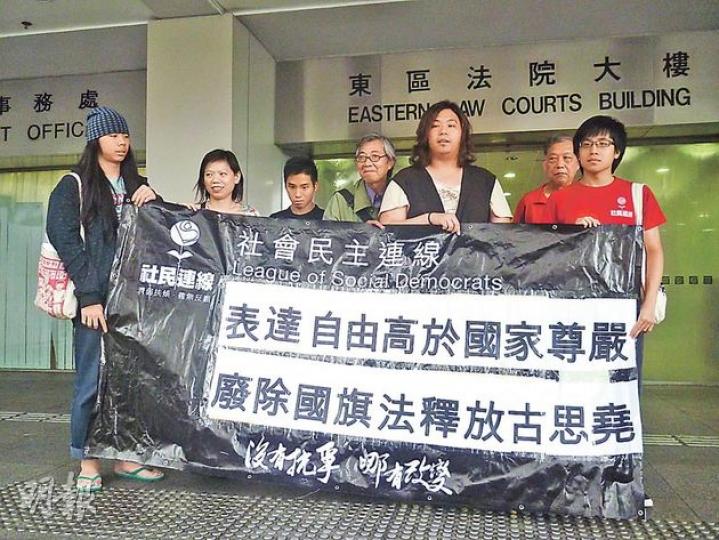 被告的社民連成員馬雲祺(左一)昨透露,將聘請律師代表。另一被告古思堯則須返回收押所辦理手續後才可保釋。(何海棠攝) 被告的社民連成員馬雲祺(左一)昨透露,將聘請律師代表。另一被告古思堯則須返回收押所辦理手續後才可保釋。(何海棠攝)