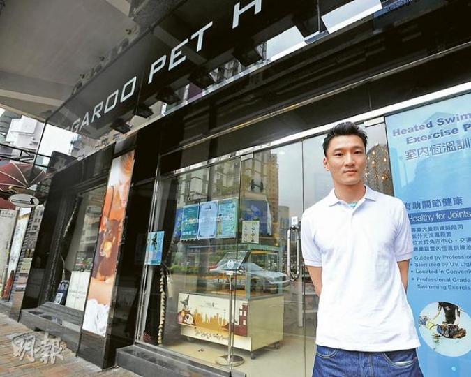 涉事寵物酒店姓高負責人,向記者講述揭發職員在狗糧加入清潔劑的經過,並表示已即時聯絡狗主跟進事件。(葉家豪攝) 涉事寵物酒店姓高負責人,向記者講述揭發職員在狗糧加入清潔劑的經過,並表示已即時聯絡狗主跟進事件。(葉家豪攝)