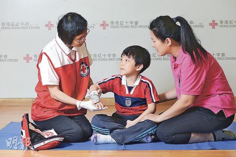 香港紅十字會舉辦親子急救課程,教導孩子和父母實用又有趣的急救知識,圖左為香港紅十字會急救講師鄭月笑。(陳淑安攝)急救箱內宜有三角繃帶、棉花、不同尺寸的消毒紗布、剪刀、彈性繃帶、藥水膠布、膠布、安全扣針和用後即棄膠手套。(陳淑安攝)1a(陳淑安攝)1b(陳淑安攝)2a(陳淑安攝)2b(陳淑安攝)3a(陳淑安攝)4a(陳淑安攝)4b(陳淑安攝) 香港紅十字會舉辦親子急救課程,教導孩子和父母實用又有趣的急救知識,圖左為香港紅十字會急救講師鄭月笑。(陳淑安攝)急救箱內宜有三角繃帶、棉花、不同尺寸的消毒紗布、剪刀、彈性繃帶、藥水膠布、膠布、安全扣針和用後即棄膠手套。(陳淑安攝)1a(陳淑安攝)1b(陳淑安攝)2a(陳淑安攝)2b(陳淑安攝)3a(陳淑安攝)4a(陳淑安攝)4b(陳淑安攝)