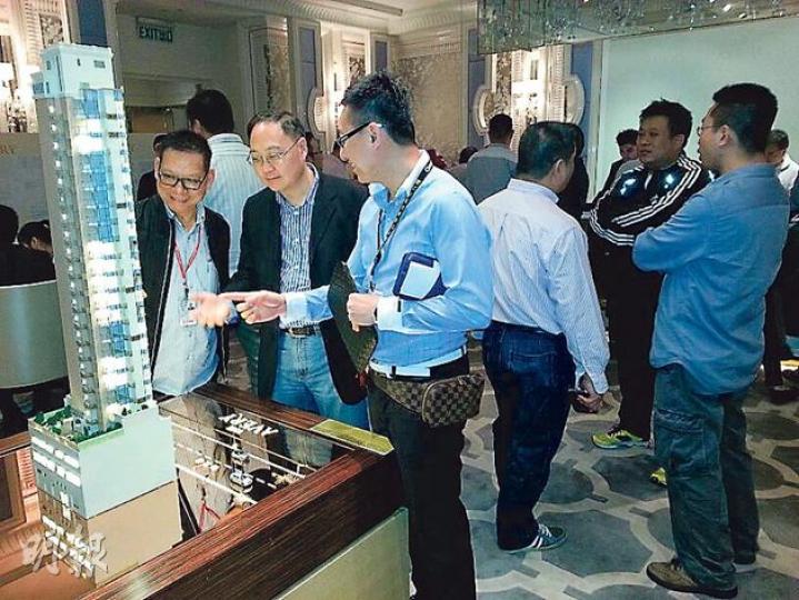 一手新盤銷情持續淡靜，九龍城The AVERY設於奧海城2期商場的展銷廳，雖然睇樓場面不算冷清，昨天卻未聞成交。（林可為攝）元朗尚悅昨日上載新版樓書，但能否如期於下周六重推餘下逾千個貨尾，需視乎一手住宅銷售監管局對樓書的審視結果。（林可為攝）