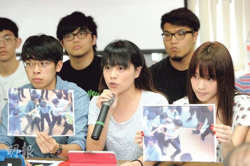 學聯昨召開記者會，譴責警方前日於調景嶺明愛專上學院校內濫用武力驅趕示威學生，示威期間明愛社工系一年級生何潔明（前排右）被男警員從後「熊抱」。她表示，當時曾掙扎但不果，事後才知被男警員制服，感被侵犯。前排左一為學聯秘書長陳樹暉。左二為學聯副秘書長何潔泓（何潔明的孿生姊姊），示威期間被便衣警員推跌在地再拖走。（尹錦恩攝）