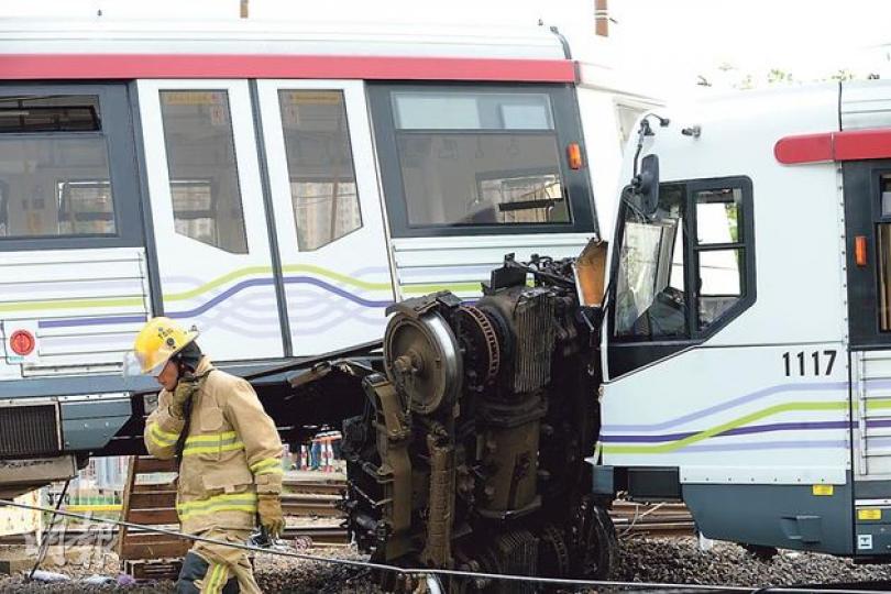 肇事的輕鐵前卡車廂尾輪組件，被後卡車廂撞至整個飛脫。（樊銳昌攝）